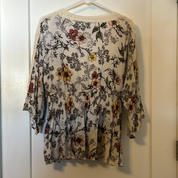 Cocoa and jasmine medium floral blouse - Picture 4 of 4